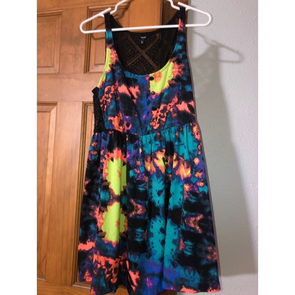 Multicolored short dress with lace back